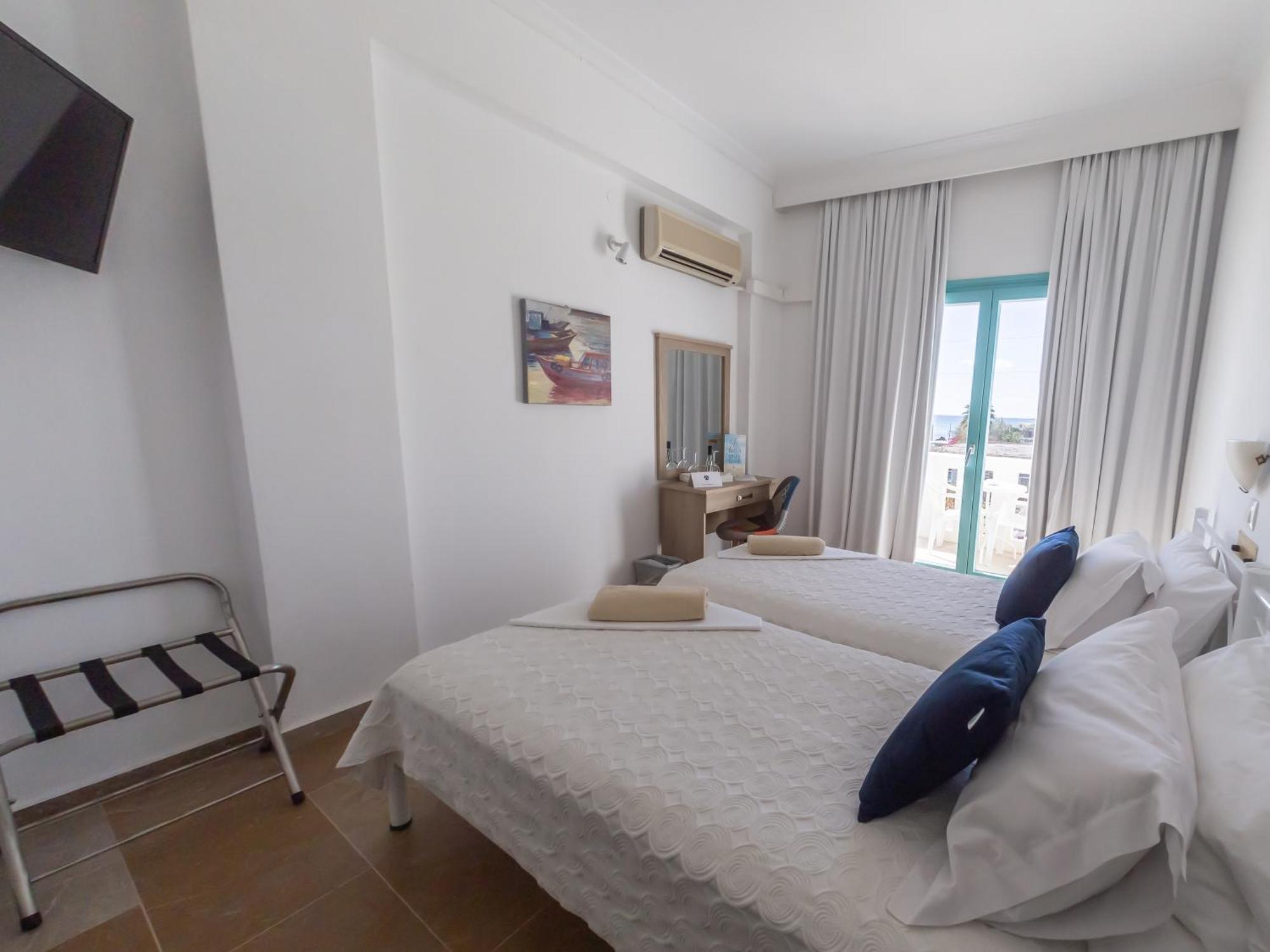 Amaryllis Beach Hotel Chrisi Akti  Room photo